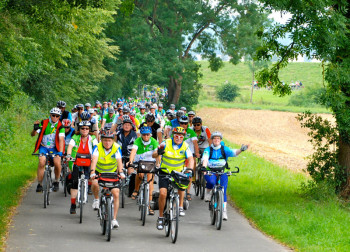 Die Fahrer der hr4-Radtour 2013 im Diemeltal. Foto: hr/Steffen Walther hr-radtour130812