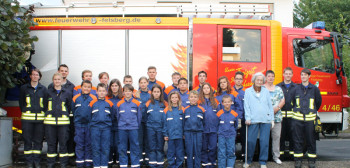 Jugendfeuerwehr Felsberg mit den Spenderinnen. Foto: nh jugendfeuerwehr130830a