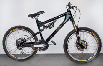Das gestohlene Mountainbike der Marke Nox, Modell Flux FR 6,5. Besonderheiten: Rahmenfarbe Schwarz, weiße Tretkurbeln, weißer Lenker, weißer Vorbau, weiße Lenkergriffe, silberne Felgen, gelbe Naben, dunkelbraune Federgabel, graue Bremsen. Foto: Polizei Homberg/obs mountainbike130830