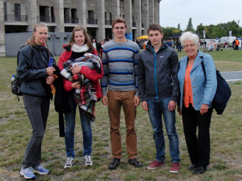 Katharina und Regina Wagner, Tobias Stang, Henri Alter und Hella Böker waren von den Leistungen und der Atmosphäre im Berliner Olympiastadion beeindruckt. Foto: nh ajw130902