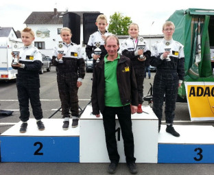 David Kozlewski, Emely Schmidt, Marcel Schminke, Trainer und Betreuer Joachim Keim; Anna-Katharina Wehowsky und Andreas Keim (v.l.). Foto: nh amc-schwalmstadt130917