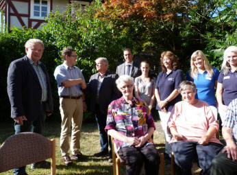 Am 18. August fand in Morschen das FDP-Familiensommerfest statt. Den Erlös aus dem Loseverkauf in Höhe von 300 Euro spendet die FDP Morschen der Diakoniestation Fulda-Eder, Team Morschen, zur Verwendung des Betreuungskreises „Café Vergissmeinnicht“, die an Demenz erkrankte Menschen gezielt betreut. Foto: nh fdp130913
