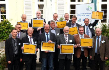 Die Fulda-Eder Energie (FEE) ist am 3. September in der Melsunger Stadthalle gegründet worden. Die Bürgermeister der Kommunen Edermünde, Gudensberg, Guxhagen, Körle, Malsfeld, Melsungen, Morschen, Niedenstein und Spangenberg aus dem Schwalm-Eder-Kreis bekräftigten mit ihrer Unterschrift unter den Gründungsvertrag den Willen der neun Kommunen, zunächst die Energienetze von E.ON Mitte zurückzukaufen und die Energieversorgung der 60.000 Bürger der neun Gemeinden selbst zu gestalten. Foto: nh fee130905