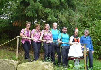 Wandergruppe mit Rotkäppchen. Foto: nh fuenf-wochen-fuenf-trails130925