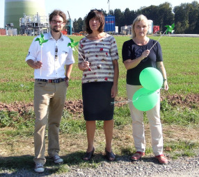 Marcel Breidenstein, Rebecca Harms und Bettina Hoffmann am Windkraftstandort Gilserberg. Foto: nh gruene130912