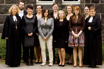 Prälatin Marita Natt, Diakonin Kathrin Rühl, Janine Gimbel, Stephanie Bürger, Daniela Wack und Pfarrerin Barbara Eschen (vorne v.l.) sowie Frederik Klöpfel, Eva Schädlich, Sarah Kuhnert, Lisa Schmidt und Marie Haberland (hinten v.l.). Foto: Sven Wagner hephata130927