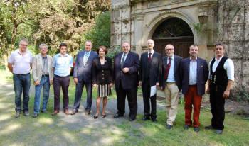 Der Bundestagsabgeordneten Bernd Siebert (CDU, 5. von rechts), der Landtagskandidat der CDU für den Wahlkreis 8 Matthias Wettlaufer (3. von links) sowie der Bürgermeister der Gemeinde Oberaula Klaus Wagner (4. von links) trafen sich mit dem Präsidenten des Landesamtes für Denkmalpflege Prof. Gerd Weiß (3. von rechts) und dem Leiter der Außenstelle Marburg des Denkmalamtes Prof. Peer Zietz (2. von rechts) am Schloss Hausen (im Hintergrund), um den Förderbescheid für einen ersten Sanierungsabschnitt zu überreichen. Foto: nh schloss-hausen130919