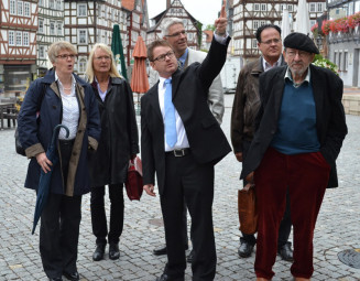 Birgit Imelli (links) und Dr. Ing. Kerstin Jaensch informierten sich vor Ort über die Umsetzung des Förderprogramms Lokale Ökonomie. Bürgermeister Martin Wagner führte sie durch die Altstadt. Foto: nh stadtmarketing-homberg130916