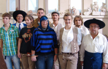 Zeremonienmeister Holger Rode und Obermeister Jochen Bollerhey sprachen die neuen Gesellen im Steinmetz- und Bildhauerhandwerk in Hermershausen frei: (v.l.) Matthias Smolka, Holger Rode, Anna-Christin Reuter, Jörn Kröger, Jana Wistuba, Marvin Siebert, Elisabeth Mankel, Alexander Engel und Jochen Bollerhey. Foto: nh steinmetz130906