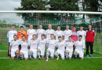Hinten von links: Trainer Torsten Kehr, Jonas Viehmann, Werner Wegendt, Daniel Illenseer, Florian Seitz, Benjamin Dillenberger, Christian Marx (Ergo Versicherungsbüro), Philip Klein, Kevin Rhode und Marvin Correus. Vorne von links: Andre Ruhland, Mirko Rieck, Thomas Lüniger, Erich Tiel, Eugen Deister, Steffen Keller, Nils Grösch und Dennis Ciemenga. Foto: Stefan Gerlach