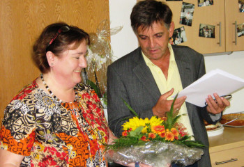 Feierstunde: Geschäftsbereichsleiter Kurt Dörrbeck gratuliert Karin Hewig. Foto: nh hephata131008