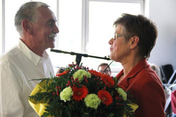 Lothar Stelter (links) wird von Hephata-Direktorin Pfarrerin Barbara Eschen mit einem Blumenstrauß beglückwünscht. Foto: nh hephata131015