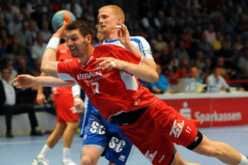 So wie hier im Ligavergleich im September gegen Gummersbachs Joakim Larsson will sich MT-Kreisläufer Felix Danner am Mittwoch auch im Pokalduell durchsetzen. Foto: Heinz Hartung mt131021