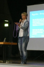 Über 100 Fachleute aus Erziehung, Schule, Ergotherapie und Logopädie verfolgten mit großem Interesse dem Vortrag von der Logopädin und Psychomotorikerin Silvia Bender zum Thema „Ich spiele, was mich bewegt – Psychomotorik, was ist das?“. Foto: nh schwalmstadt131007a