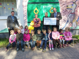 Bürgermeister Klemens Olbrich, Kindergartenleitern Heidemarie Gischler, Uta Kamstein und Klaus Fillmer von der Firma real,- (v.l.). Foto: nh villa-kunterbunt131017