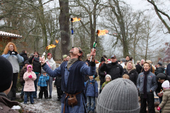 Spektakuläre Feuershows stehen beim Mittelalterlichen Weihnachtsmarkt im Tierpark Sababurg mit auf dem Programm. Foto: nh