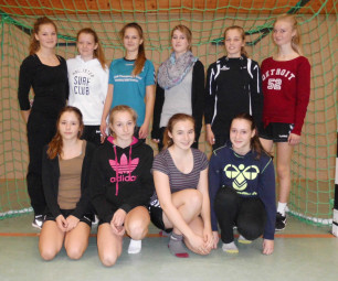 Die Mädchenmannschaft der Drei-Burgen-Schule Felsberg gewann überlegen den Handball-Kreisentscheid beim Wettbewerb „Jugend trainiert für Olympia“ in der Wettkampfklasse III. Foto: nh dbs131125