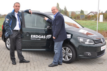 Bundestagsabgeordneter Franke (rechts) gibt das Wahlkampfauto an Dirk Braun vom Autohaus Range zurück. Foto: nh edgar-franke131121