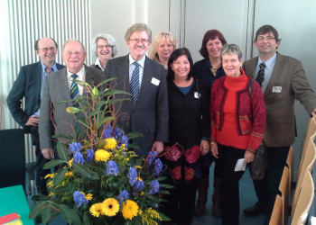 Die hessische Delegation in Kiel leiteten Landesvorsitzender Thomas Mann (vierter v.l.) sowie Marianne Hühn (dritte v.l.); außerdem nahmen Hans Spielmann (zweiter v.l.) sowie Karl Schmidt, Marco Trümner und Birgit Werner (alle drei nicht auf dem Foto) teil. Foto: nh europa-union131125