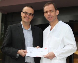 Oliver Dietzel (IG Metall) (links) und Dr. Gero Moog (Fahrende Ärzte). Foto: nh ig-metall131112