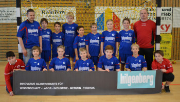 Ingo Hilgenberg (Geschäftsführer hilgenberg gmbH), Hannes Weingarten, Felix Berlipp, Marco Klobes, Lukas Mattern, Noel Jakob, Jonas Lauterbach, Sebastian Stingel und Trainer Mark Reuße (hinten v.l.) sowie Bjarne Metz, Noah Stransky, Max Kröger, Fynn Marx, Jonas Metz, Till Steuber und Felix Koot (vorne v.l.). Foto: nh jsg.omo-elfershausen131107