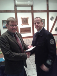 Vizepräsident Adrfeas Ehrt (links) und Wehrführer Dirk Vogel. Foto: Gert Wenderoth lions-homberg131123
