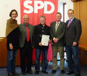 MdL Regine Müller und Detlef Schwierzeck ehrten Karl Theis, Dieter Klinger und Horst Keller (v.l.). Foto: Christel Östreich spd-treysa131127