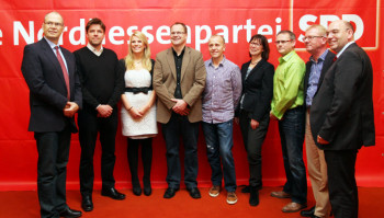 Diethelm Gück (Skiclub Schmandhasen Baunatal e. V.), Kersten Oderka (Freestylehalle Kassel - Dynamo Windrad), Noel Backhaus (Highwalkers des TSV Korbach), Claus Drescher Jugendabteilung des VfB 09 Wetter), Dirk Wurdinger (Freizeitsportler des TSV Grebendorf - Meinhard), Martina Werner (Stv. Vorsitzende des SPD-Bezirks Hessen-Nord), Thomas Schellberg (FC Südring 1989 Niestetal-Heiligenrode), Thomas Schrammel (TuSpo 1886 Ziegenhain) und Manfred Schaub (Vorsitzender des SPD-Bezirks Hessen-Nord) (v.l.). Foto: nh ehrenamtspreis-spd131213