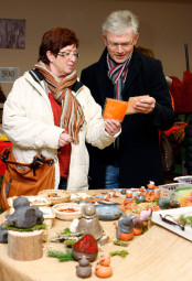 Stöbern: Die 90 überdachten Stände des Hephata-Weihnachtsmarktes luden zum Schlendern und Verweilen ein, hier das Ehepaar Stang aus Niederaula. Foto: nh hephata-weihnachtsmarkt131209a