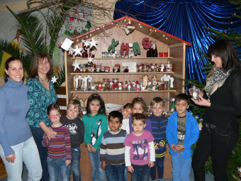Mütter und Kinder an der Weihnachtsmarkt-Hütte. Foto: Uwe Dittmer kita-osterbach131206a