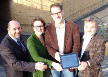 Sie werben für ihre Innungen (v.l.): Klaus Kühlborn (Zimmerer-Innung Schwalm-Eder), Jens Günther (Tischler-Innung Schwalm-Eder) und Christina Schöllhorn (Raumausstatter- und Sattler-Innung Schwalm-Eder und Waldeck-Frankenberg mit Jürgen Altenhof Geschäftsführer der Kreishandwerkerschaft Schwalm-Eder. Foto: Wolfgang Scholz kreishandwerkerschaft131204
