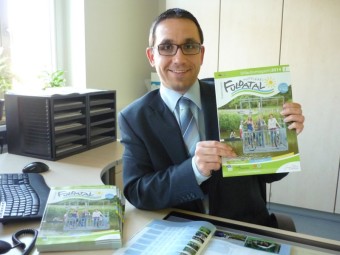 Geschäftsführer Stefan Hesse stellt das neue Urlaubsmagazin der Erlebnisregion Mittleres Fuldatal für 2014 vor. Foto: nh stefan-hesse131218