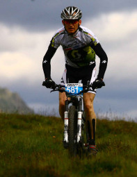 Der künftige Melsunger Mountainbiker Torsten Damm unterwegs im Gelände auf der MTB-Rennstrecke. Foto: nh thorsten-damm131205