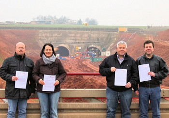 Armin Happel, Karina Moritz, Karsten Schenk und Andreas Göbel (v.l.) vor der Tunnelbaustelle Frankenhain. Foto: nh cdu-tunnel-frankenhain140130