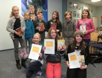 Die erfolgreichen Teilnehmer des Vorlesewettbewerbs, Klassensieger und Schulsieger: Luisa Wiederhold, Franziska Mai, Aaron Gerwig, Lennart Rau, Louisa Braun, Myra Hördt, Isabel Strack, Laura Knuth, Alida Scheibli (Schulsiegerin) und Giulia Regula (2.) (hinten v.l.). Foto: nh OLYMPUS DIGITAL CAMERA