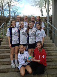 Das Siegreiche Mädchenteam der DBS Felsberg: (hinten v.l.) Johanna Becker, Lea Günther, Nele Konetzka, (mitte) Julia Steinmetz, Amelie Griesel, Maria Lengemann, Filiz Eren, (vorne) Sophie Wagner und Denise Dippel. Foto: nh dbs-handball140214