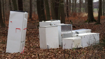 Kühlschränke im Wald entsorgt. Foto: Polizei Homberg (newsroom)/obs kuehlschraenke140212