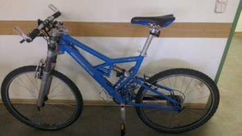 Polizei sucht Eigentümer eines blauen Porsche-Mountainbikes. Foto: Polizeipräsidium Nordhessen (newsroom)/obs mountainbike-porsche140226