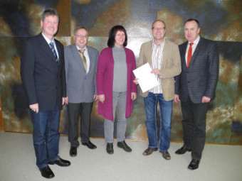 Bürgermeister Klemens Olbrich, Bürgermeister Norbert Miltz, Vorsitzende Gemeindeverwaltungsverband "Südlicher Knüll" Marianne Hühn, Bauamtsleiter des Gemeindeverwaltungsverbandes, Dipl.-Ing. Michael Slabon und Bürgermeister Klaus Wagner (v.l.). Foto: nh neukirchen140224