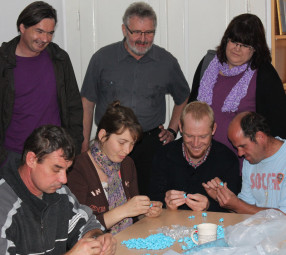 Ziel Integration: Diakon Jörg Georgi (hinten links) arbeitet seit 18 Jahren in Rumänien für und mit benachteiligte Menschen. Auf dem Bild ist auch Diakon Björn Keding (2. v.r.) zu sehen. Foto: nh rumaenienhilfe-hephata140205