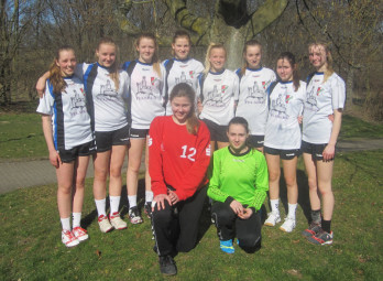 Leonie Krug, Nele Konetzka, Lea Günther, Julia Steinmetz, Sophie Wagner, Emelie Giese, Filiz Eren und Johanna Becker (hinten v.l.) sowie Denise Dippel und Nina Suchy (vorne v.l.). Foto: nh dbs140320