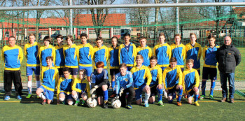 Trainer Edgar Schneider, Luca Bachmann, Fabian Schäfer, Marvin Knott, Sebastian Schäfer, Julian Flesch, Michael Knaut, Julian Dietz, Alican Filiz, Lukas Schwaab, Jannes Schmerer, Janus Gebhardt, Arian Schmidt, Tom Bauscher und Sponsor Peter Bauscher (hinten v.l.) sowie Alan Adamski, Yunus Kocak, Julian Schorbach, Björn Wessel, Joel Ritter, Sascha Kemerer, Sebastian Keller, Brian-Fabian Diehl und Benedikt Lang (vorne v.l.). Foto: nh fc-schwalmstadt14030