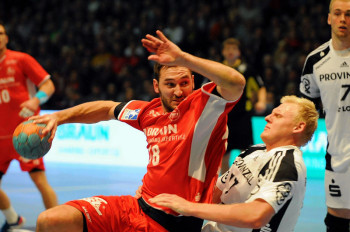 Philipp Müller, der sich gegen Patrick Wiencek durchsetzt. Foto: Heinz Hartung mt-melsungen140302