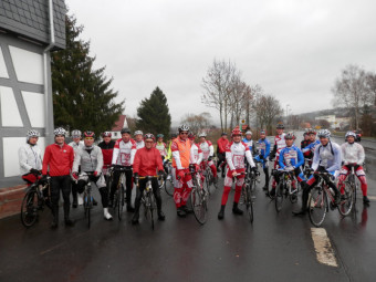 Gemeinsamer Start von Regio Team, MT Melsungen und weiteren Radsportlern aus Nordhessen an der Obermelsunger Brücke bei regennasser Straße zur 60- und 80-km-Runde. Foto: nh OLYMPUS DIGITAL CAMERA