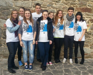 Lehrerin Sophia Köhler, Lea Erler, Anna-Katharina Wiens, Henning Stumpf, Celine Höch, Xenia Sonnenschein, Jason Wagner und Lehrerin Katharina Biesenkamp in Santa Comba (v.l.). Foto: nh dbs140401