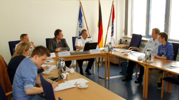 PVP Bernd Paul (mitte) zusammen mit EPHK Achim Scholz (links) und PHK Sascha Gröling. Foto: Polizeipräsidium Nordhessen - Kassel (newsroom)/obs polizei140423