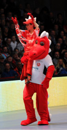 Der große und der kleine "Henner - die MT ist der einzige Bundesligist, der ein Maskottchen mit Nachwuchs hat! Foto: Heinz Hartung mt140523