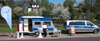 Polizei unterwegs in Sachen Prävention: Gesprächsangebot für die Bürger an 17 Stationen in Nordhessen. Foto: Polizeipräsidium Nordhessen - Kassel (newsroom)/obs polizei140509