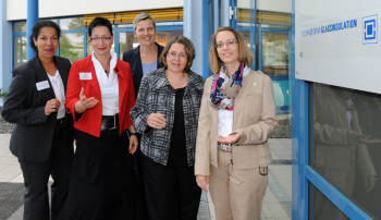 Erfolgreicher Erfahrungsaustausch in Lohfelden: Hellena Kreuter (Technoform Group), Sabine Geller-Gunold (AOK Hessen),Susanne Tollhopf (Technoform Group), Regine Steinhauer (berufundfamilie Service GmbH) und Silke Werner (berufundfamilie Service GmbH) (v.l.). Foto: nh Netzwerktreffen