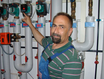 Der regelmäßige Blick in den Heizungskeller kann viel Geld sparen. Obermeister Arno Hucke und die Innungsmitglieder begrüßen die Aktion „Drehzahl reduzieren Energiesparprämie kassieren“. Foto: Wolfgang Scholz arno-hucke140618